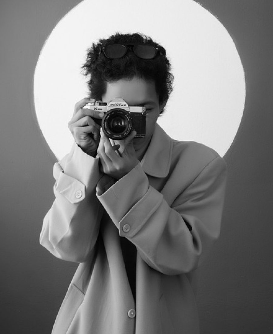 Camille Albe, photographe, appareil à la main